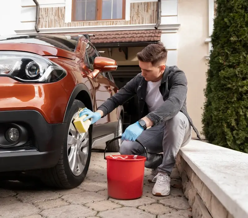 Lavage auto à domicile Beaussais-sur-Mer : professionnel intervenant sur un véhicule